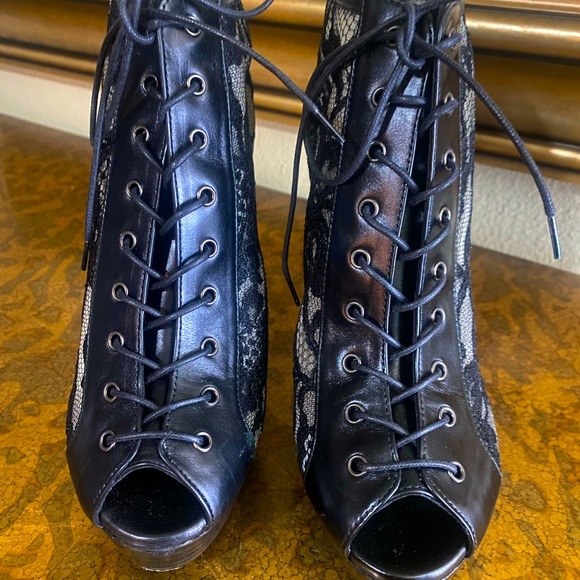 Stuart Weitzman Lace Bootie Black Calf size 7.5 - Picture 4 of 7